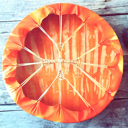 Tambour autochtone teint orange arrière
