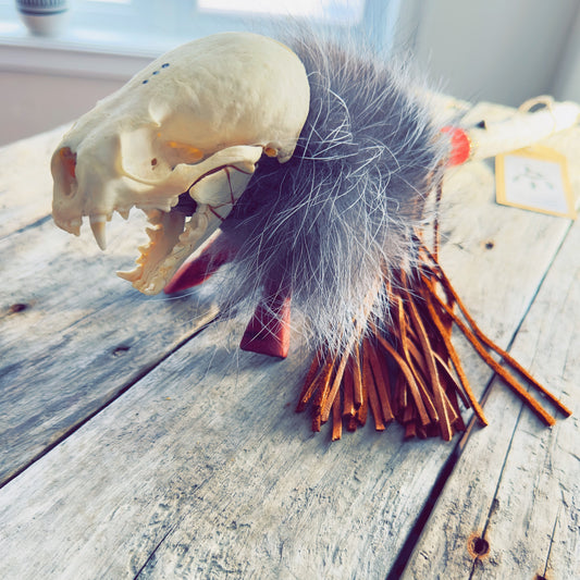 Bâton de parole totem autochtone fait main avec plumes et cuir naturel, signé Dave Verreault-Thisselmagan.