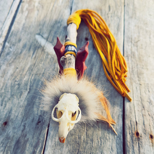 Détail du bâton totem en bois de grève avec plumes véritables, créé sur le Nitassinan.