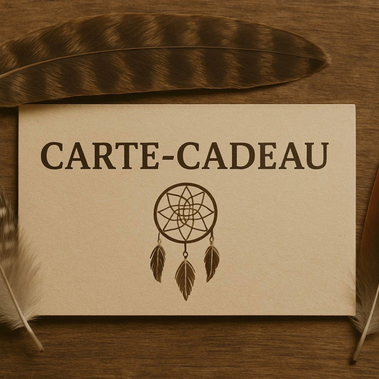 Carte-cadeau décorée de plumes et d’un capteur de rêves, représentant l’artisanat et la culture autochtone.