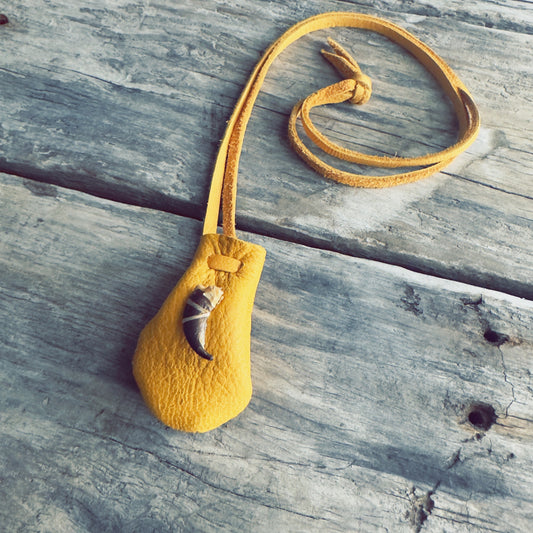 sac de medecine cuir orignal griffe de loup force interieure