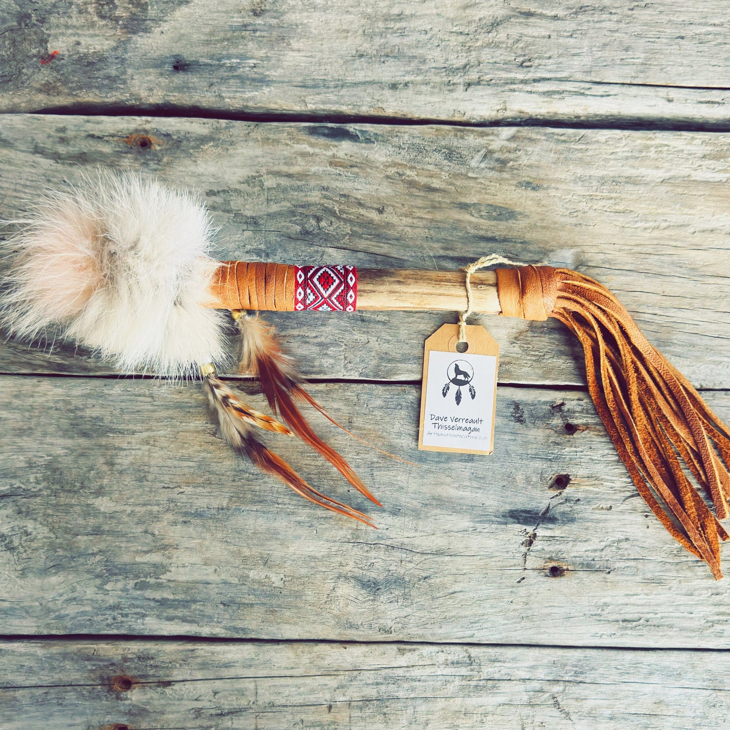 Bâton de parole autochtone symbolique avec plumes naturelles, perles colorées et ornements traditionnels