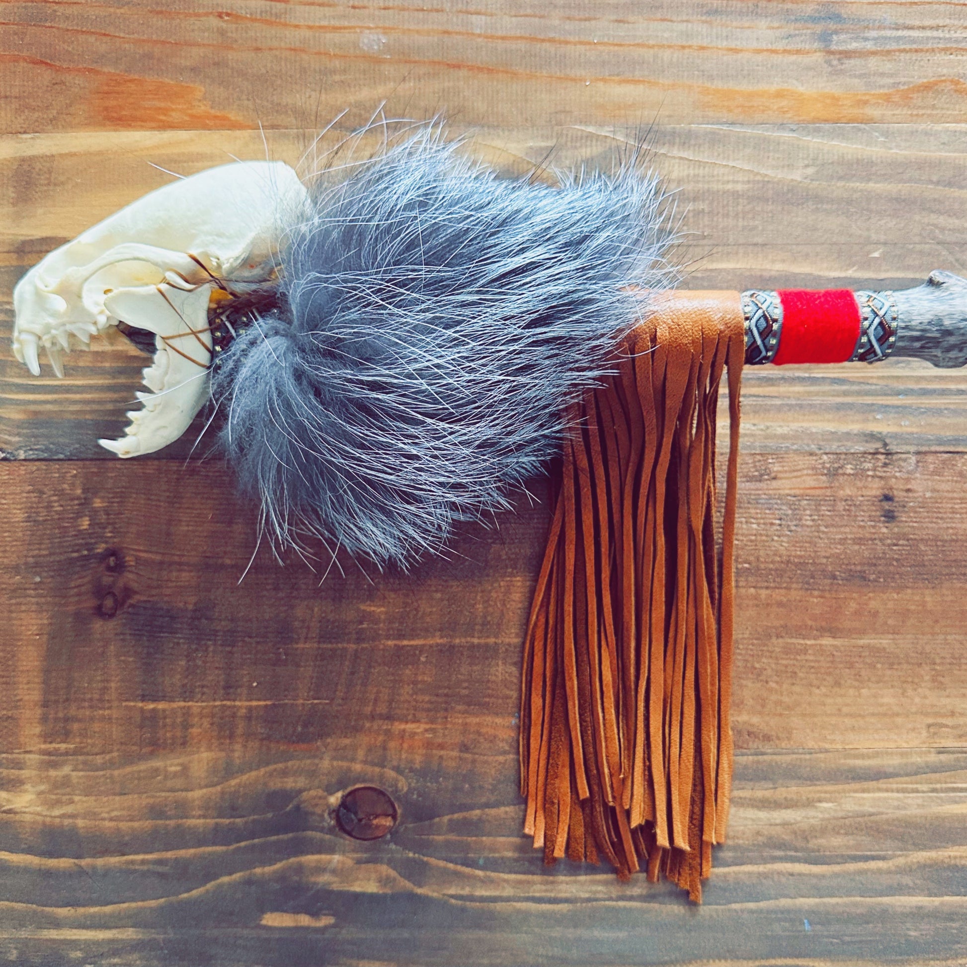 Bâton de cérémonie Le cri de la Loutre en bois naturel, cuir d'orignal et plumes - Talking stick autochtone ilnu fait main