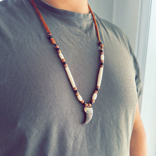 Collier artisanal autochtone avec griffe d'ours véritable et perles, symbole de sagesse et de force