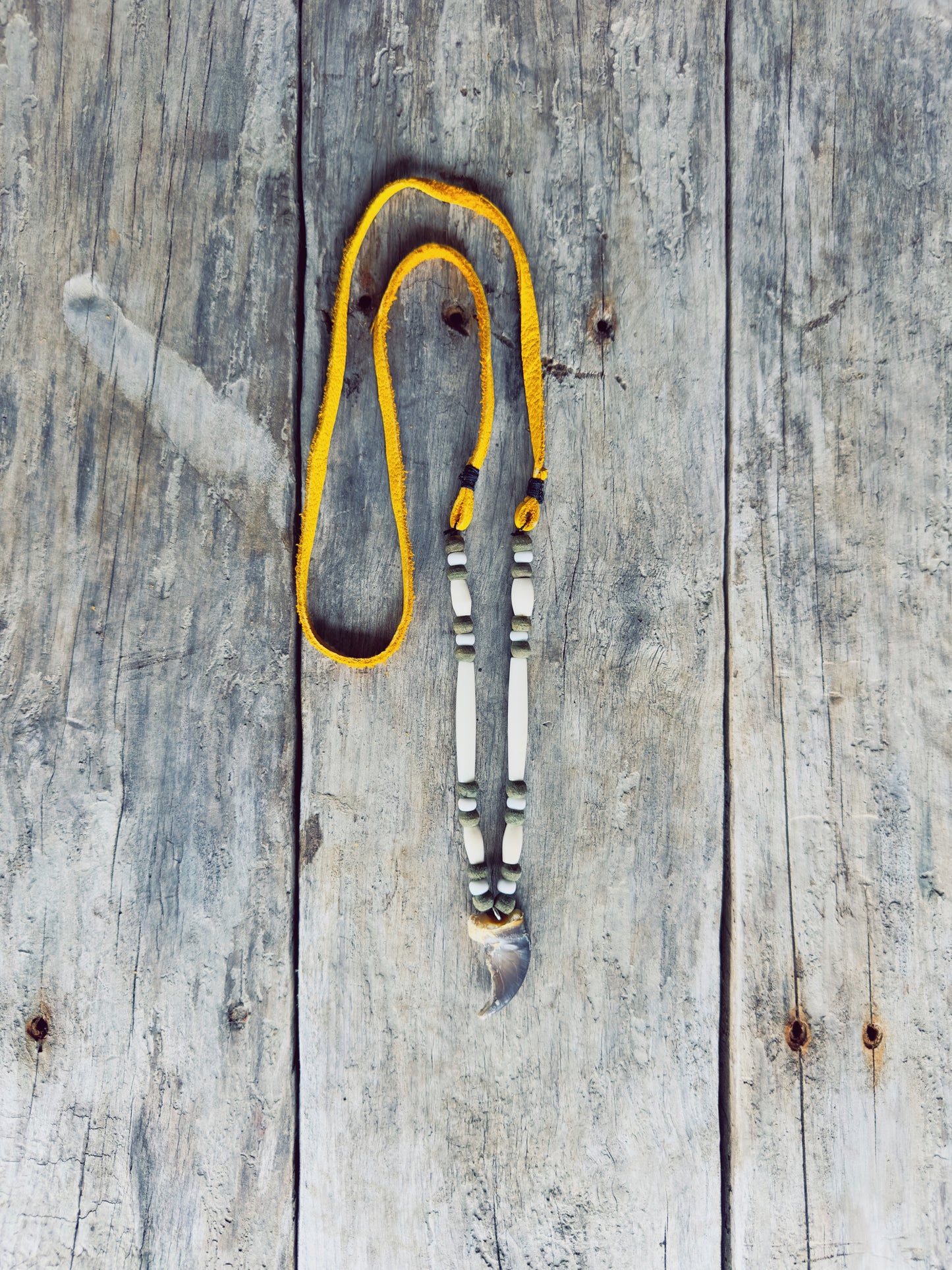 Collier autochtone griffe ours perle blanche en verre