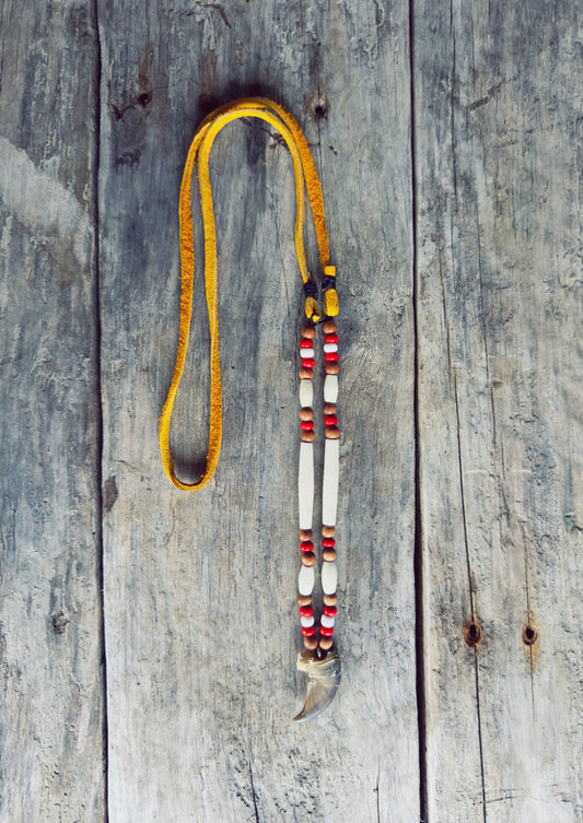 Collier autochtone griffe ours perle noir en verre et brune en bois