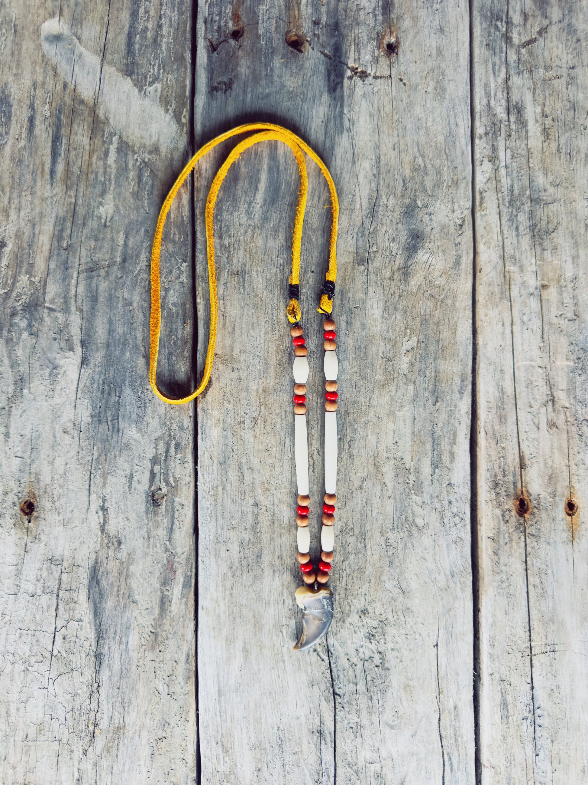 Collier autochtone griffe ours perle rouge en verre