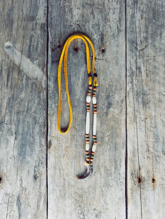 Collier autochtone griffe ours perle verte et brune en bois