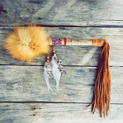 Bâton de Parole Ilnu en Bois de Grève et Fourrure de Renard Roux