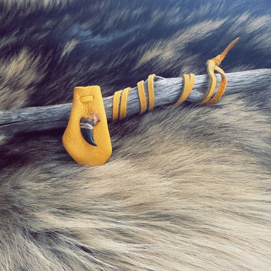 Moose leather medicine bag with wolf claw | Protection