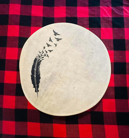 Tambour autochtone fait à la main par un artisan Innu