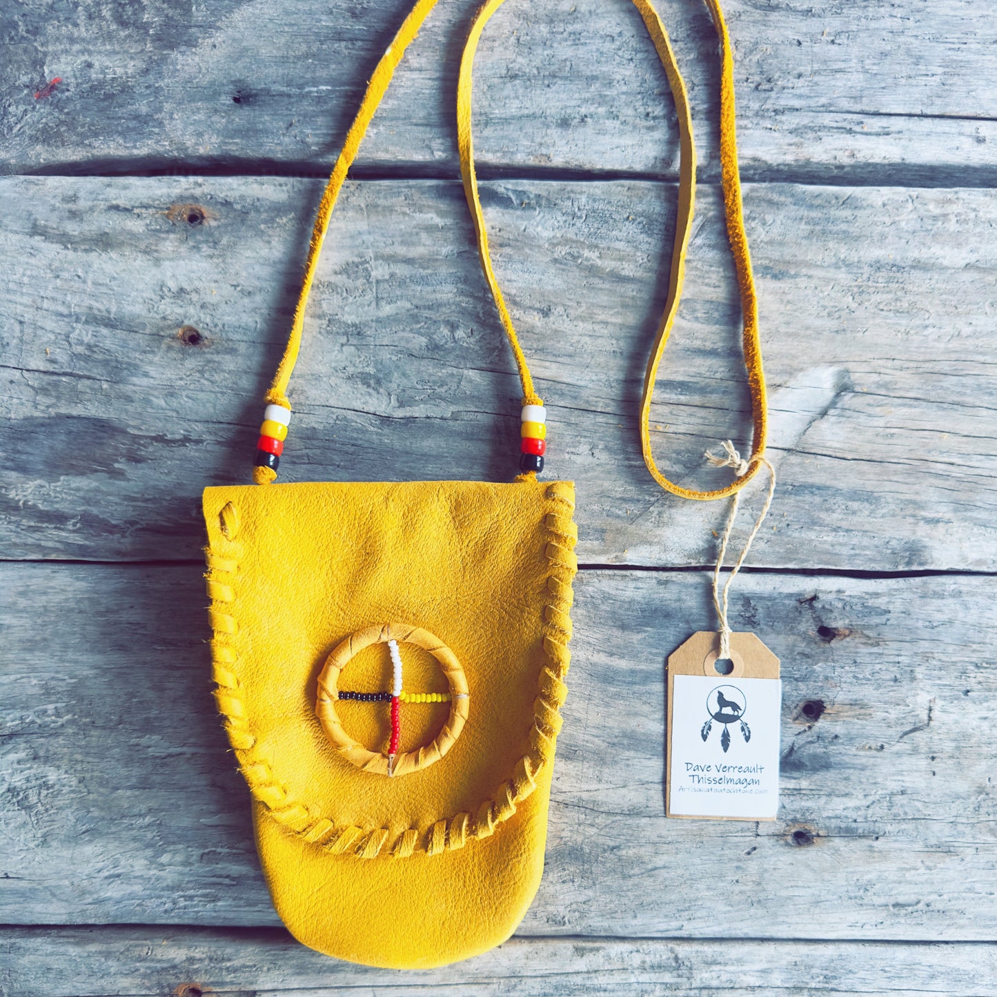 Sac de médecine ancestral grand format en cuir d'orignal véritable avec roue de médecine tissée aux quatre couleurs sacrées - Artisanat autochtone ilnu