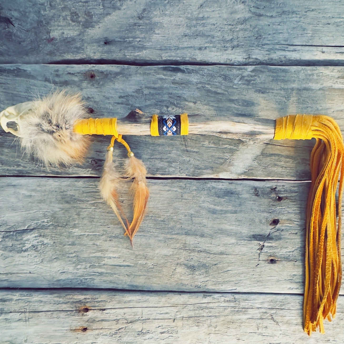 Manche en cuir tressé d’un bâton de parole autochtone artisanal, fabrication ilnu.