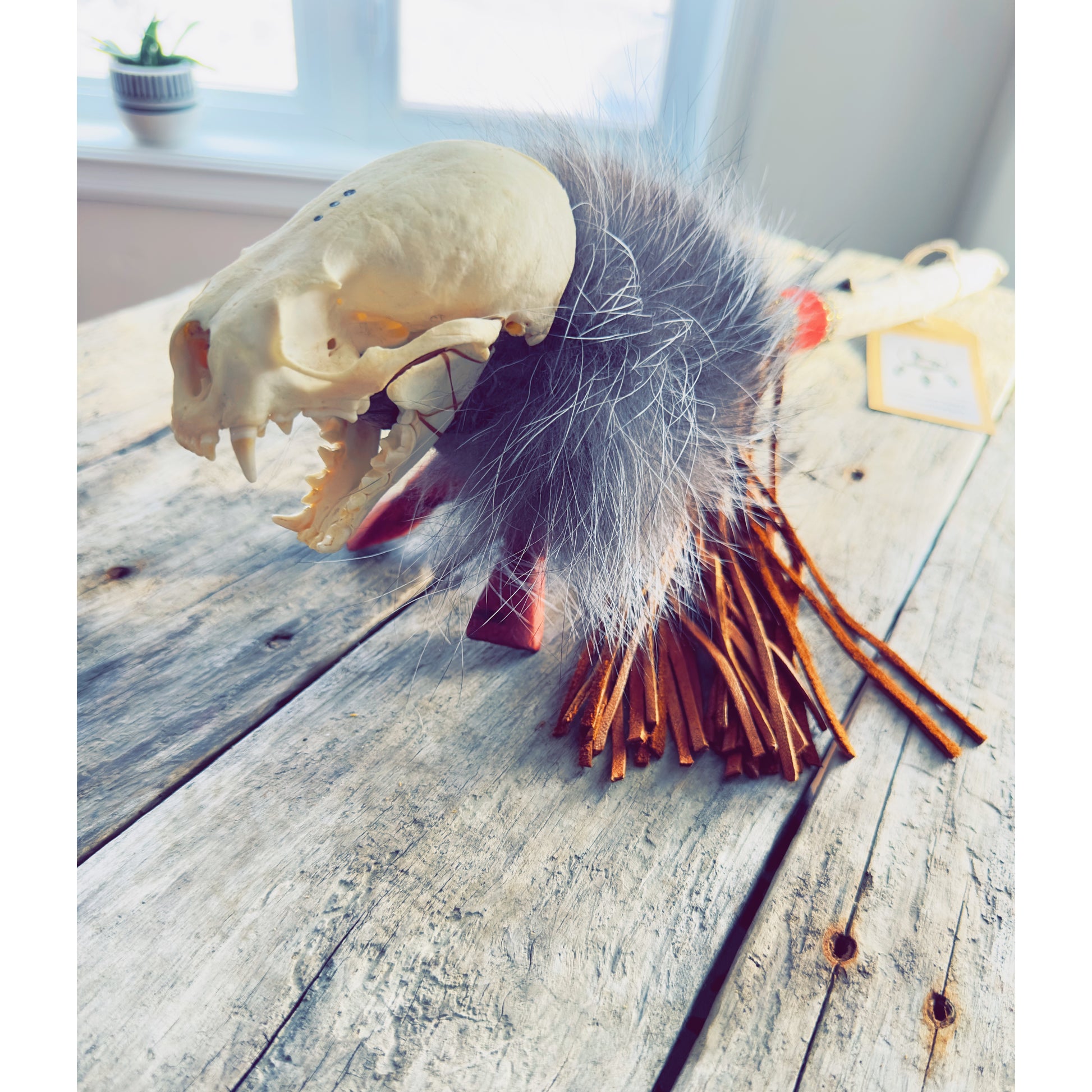 Bâton de parole totem autochtone fait main avec plumes et cuir naturel, signé Dave Verreault-Thisselmagan.