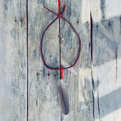 Capteur de rêves artisanal suspendu, intention de calme et harmonie dans la maison