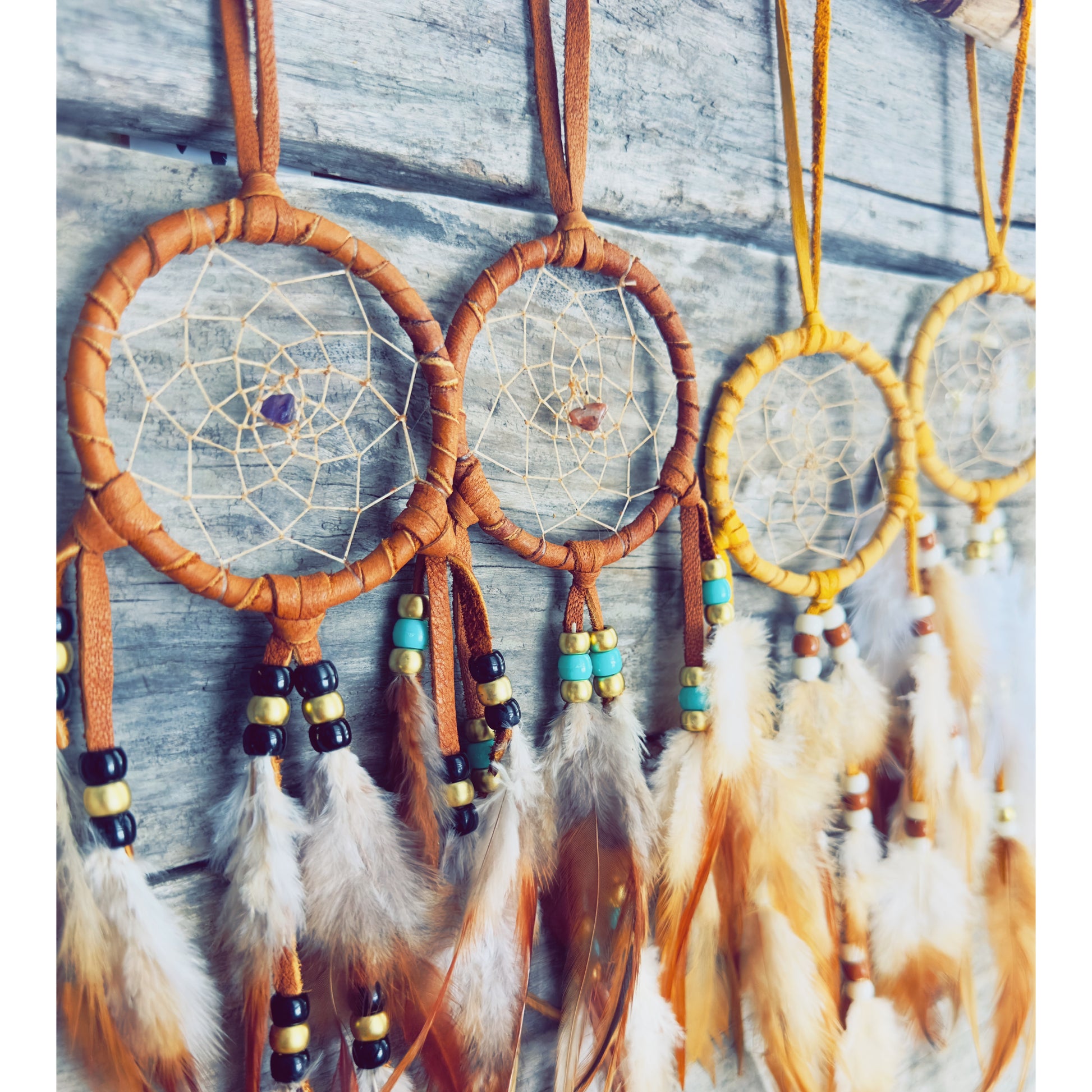 Capteur de reves autochtone fait main avec plumes naturelles