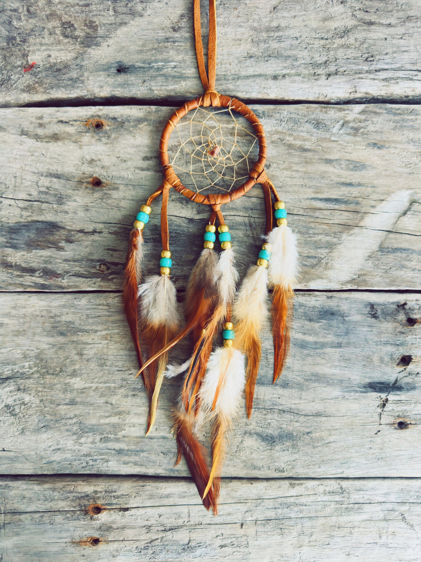 Capteur de rêves autochtone fabriqué à la main en cuir véritable d’orignal et plumes naturelles