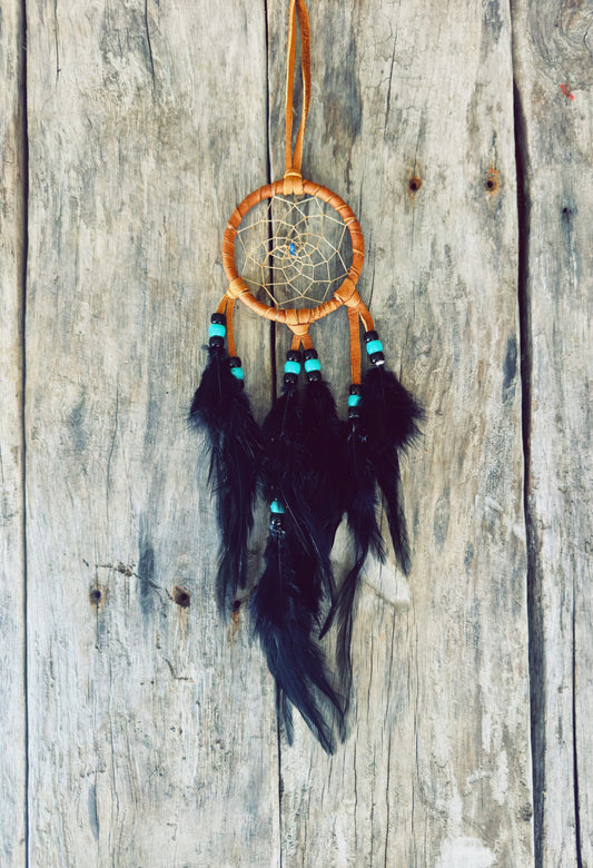 Capteur de rêves ilnu fait main en cuir d’orignal et plumes naturelles, porteur d’énergie positive et de traditions