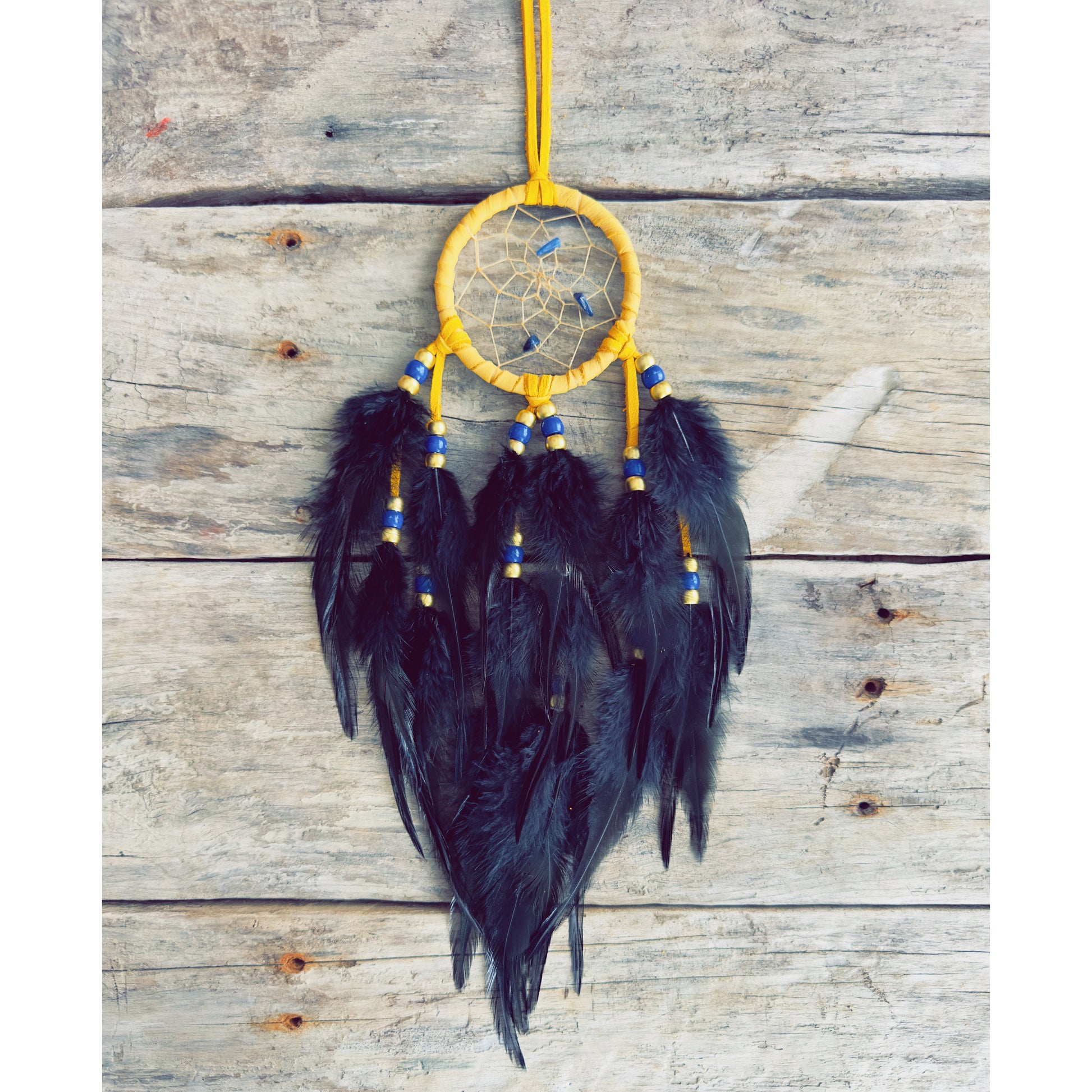 Capteur de rêves autochtone 3 pouces avec pierres de lapis-lazuli bleu, fait main par l’artisan ilnu Dave Verreault-Thisselmagan.