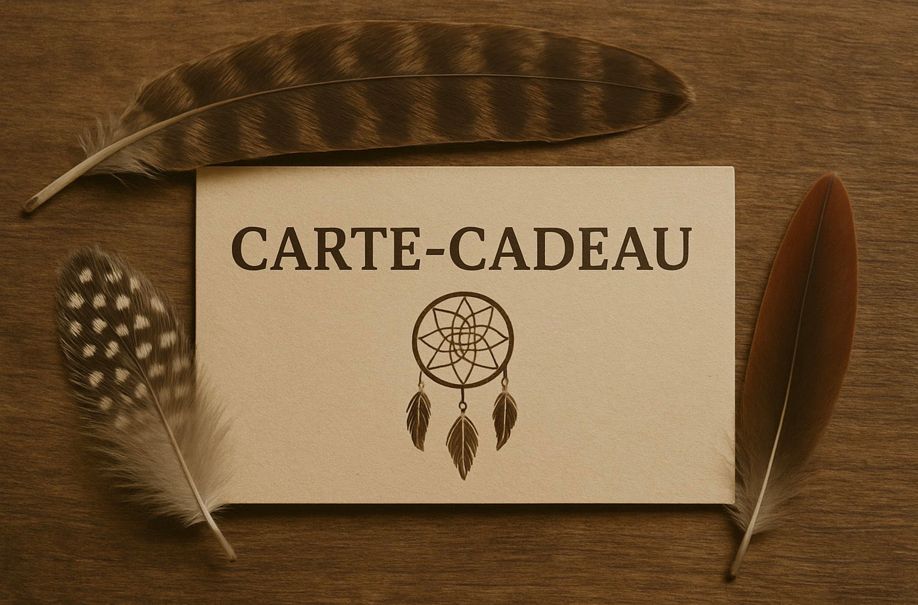 Carte-cadeau décorée de plumes et d’un capteur de rêves, représentant l’artisanat et la culture autochtone.