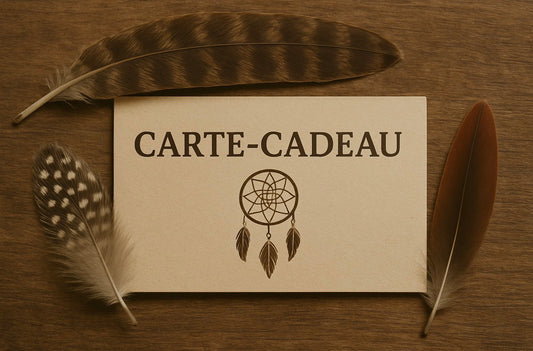 Carte-cadeau décorée de plumes et d’un capteur de rêves, représentant l’artisanat et la culture autochtone.