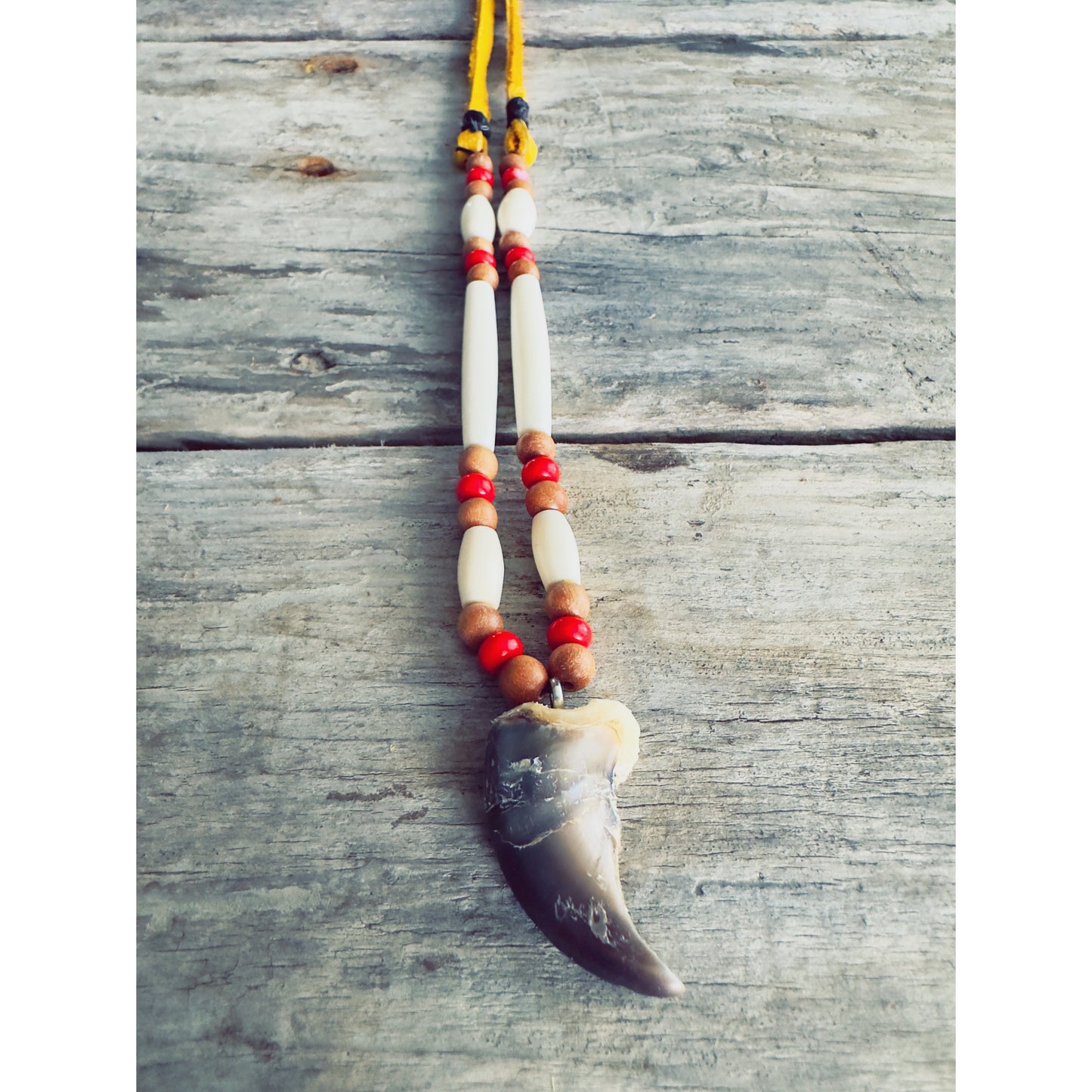 Collier Native Spirit en griffe d’ours véritable, symbole ancestral de protection et de sagesse spirituelle.