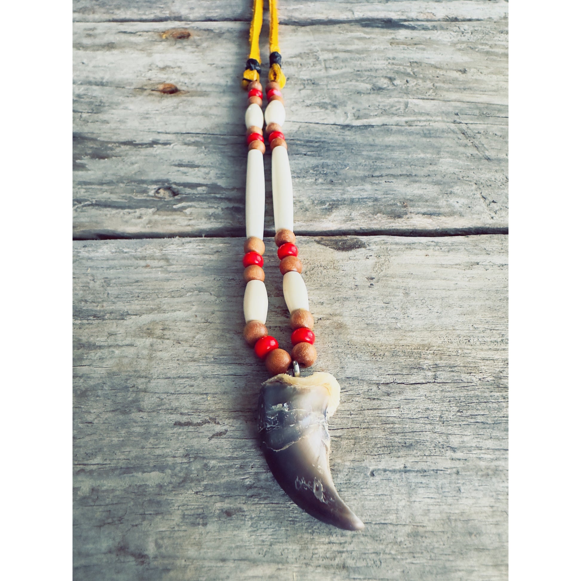 Collier Native Spirit en griffe d’ours véritable, symbole ancestral de protection et de sagesse spirituelle.