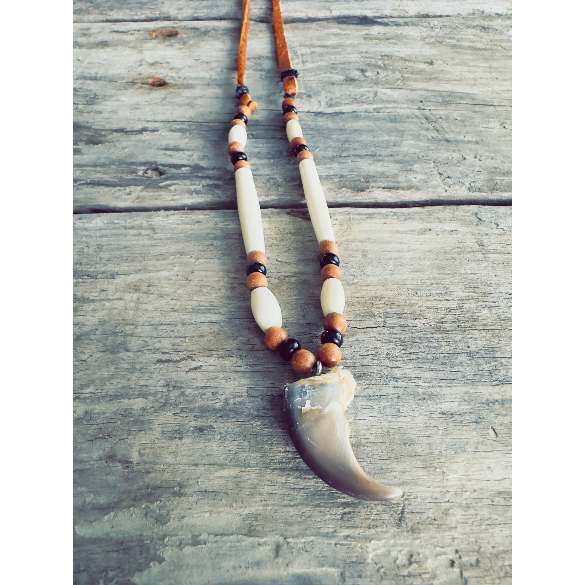 Collier spirituel autochtone en griffe d’ours véritable, symbole de force, de courage et d’équilibre intérieur.
