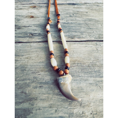 Collier spirituel autochtone en griffe d’ours véritable, symbole de force, de courage et d’équilibre intérieur.