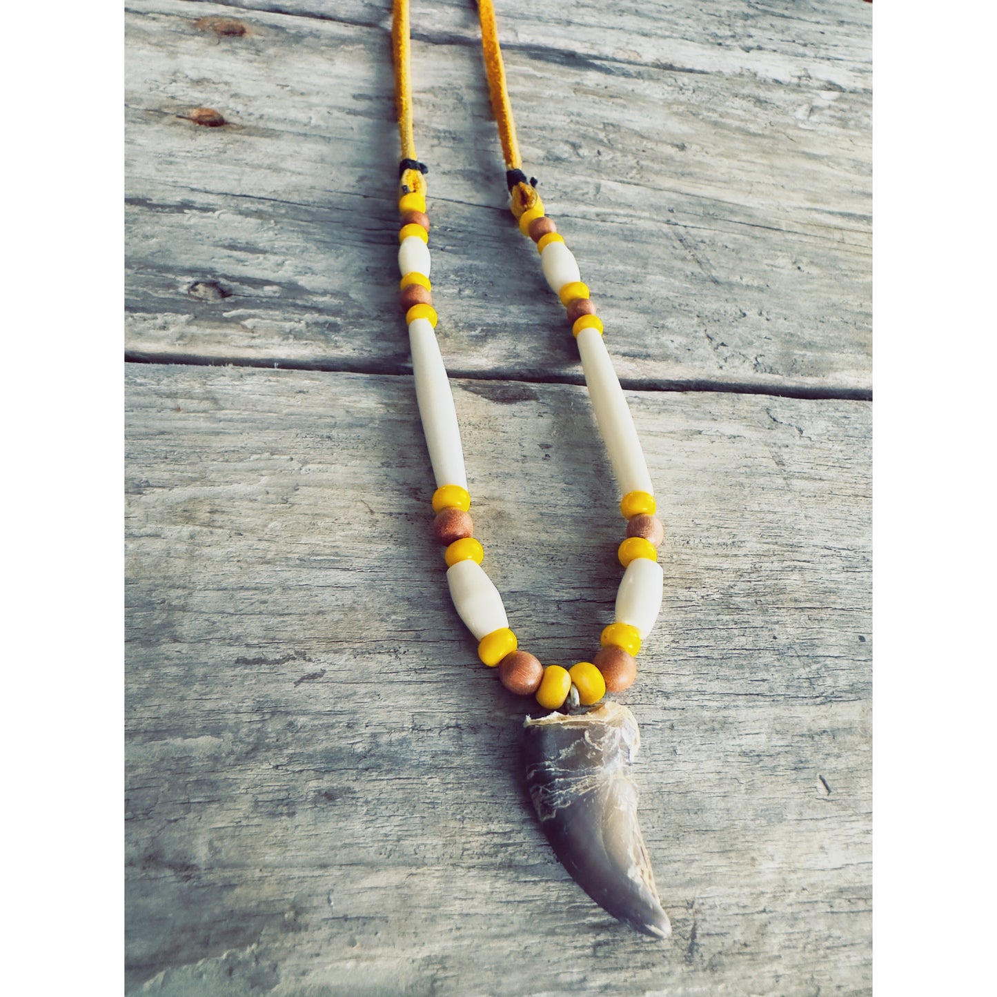 Collier autochtone en griffe d’ours, création artisanale inspirée de la symbolique spirituelle et totemique.