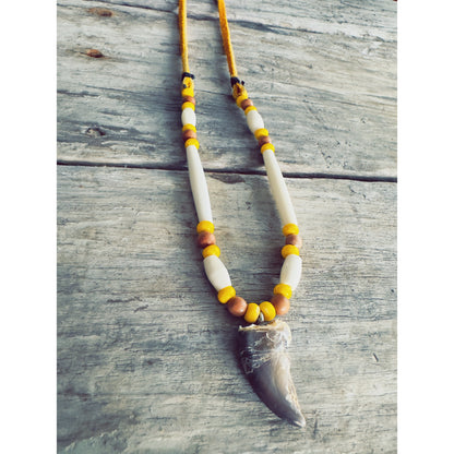 Collier autochtone en griffe d’ours, création artisanale inspirée de la symbolique spirituelle et totemique.