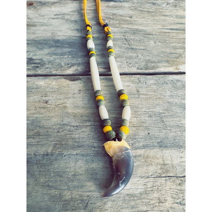 Collier autochtone en griffe d’ours véritable, symbole de l’animal totem ours et de la protection spirituelle.