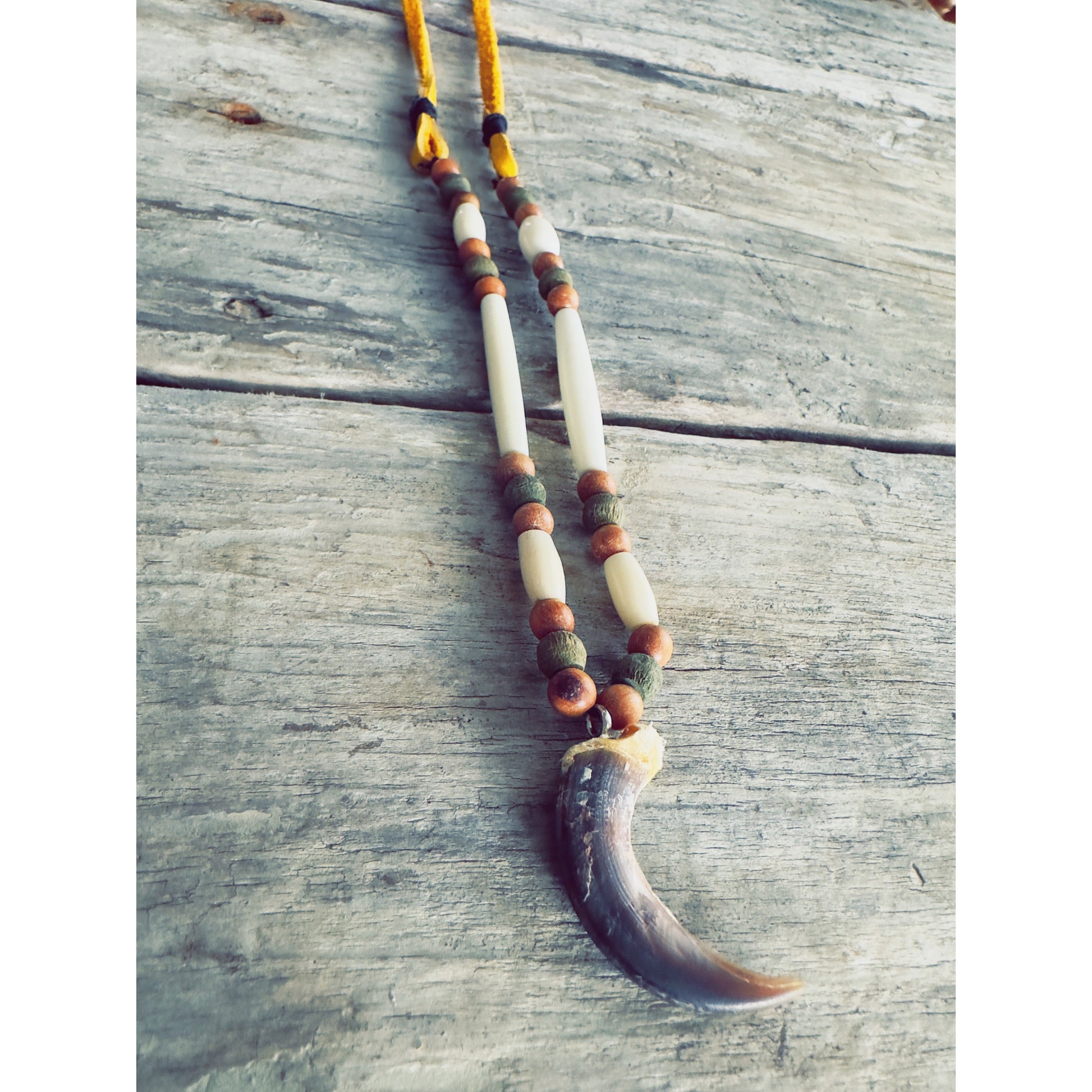 Collier spirituel en griffe de loup, inspiré des traditions autochtones, symbole de courage, d’instinct et de liberté.