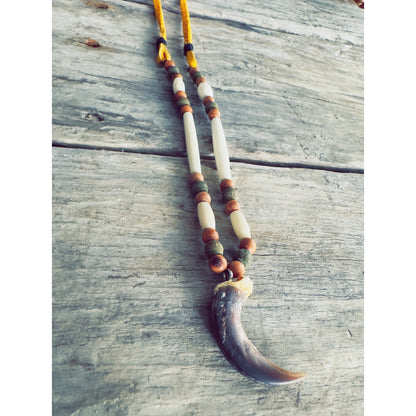 Collier spirituel en griffe de loup, inspiré des traditions autochtones, symbole de courage, d’instinct et de liberté.