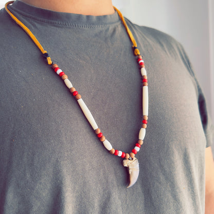 Collier artisanal autochtone avec griffe d'ours véritable et perles, symbole de sagesse et de force