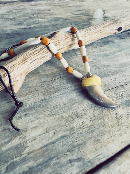 collier autochtone avec véritable griffe d’ours et perles en os blanches sur cordon noir