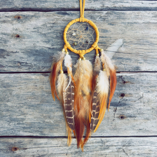 Capteur de rêves autochtone en cuir d’orignal avec plumes naturelles et pierres
