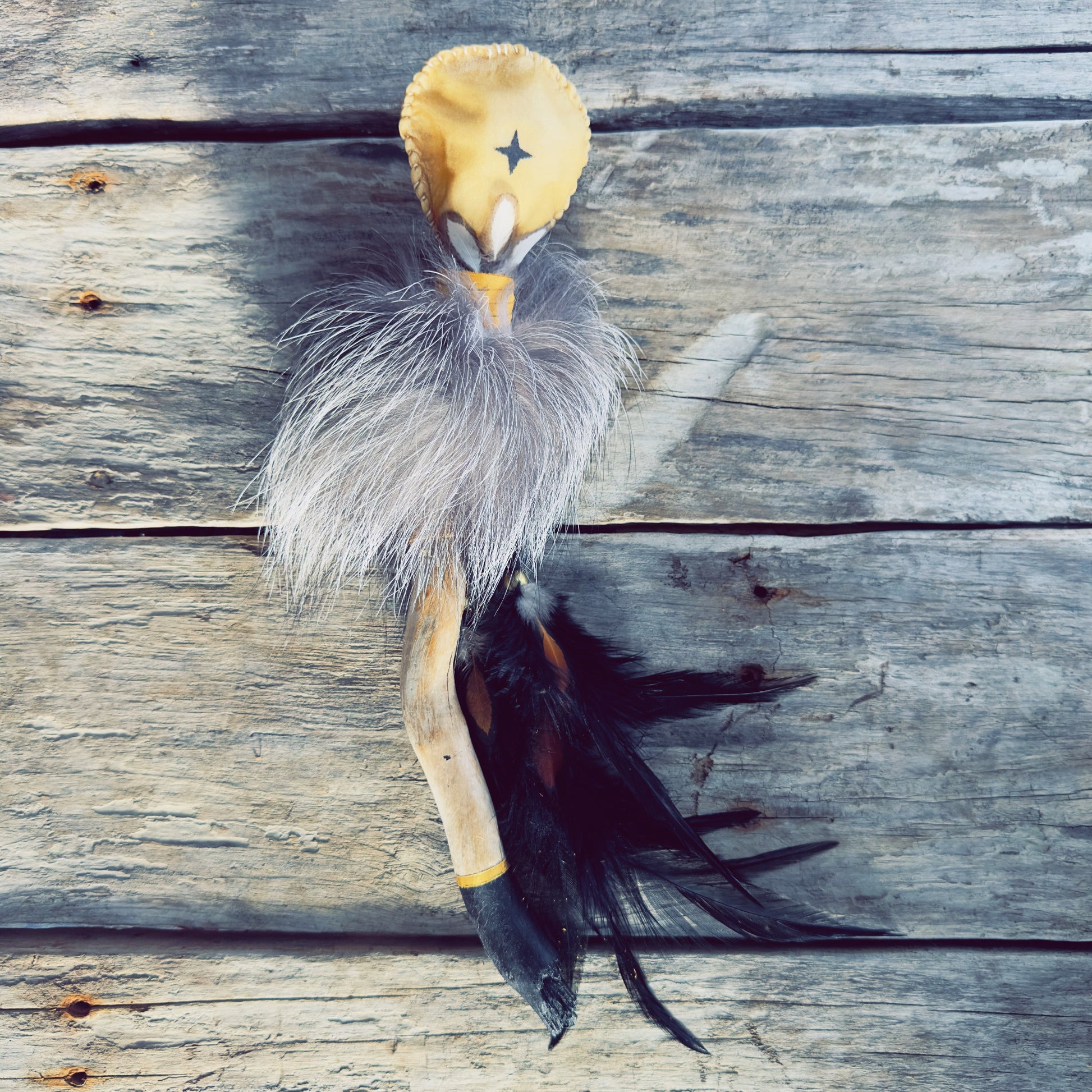 Hochet cérémoniel autochtone fait main en cuir d’orignal, fourrure véritable et plumes naturelles, modèle Étoile des anciens