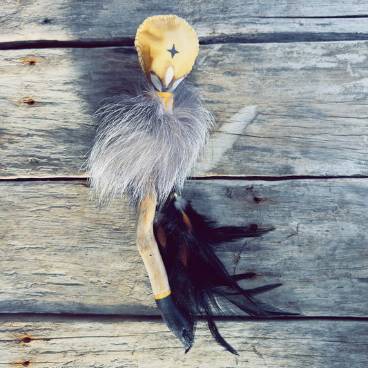 Hochet cérémoniel autochtone fait main en cuir d’orignal, fourrure véritable et plumes naturelles, modèle Étoile des anciens