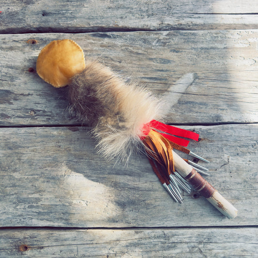 Hochet spirituel autochtone en fourrure de coyote et bois naturel