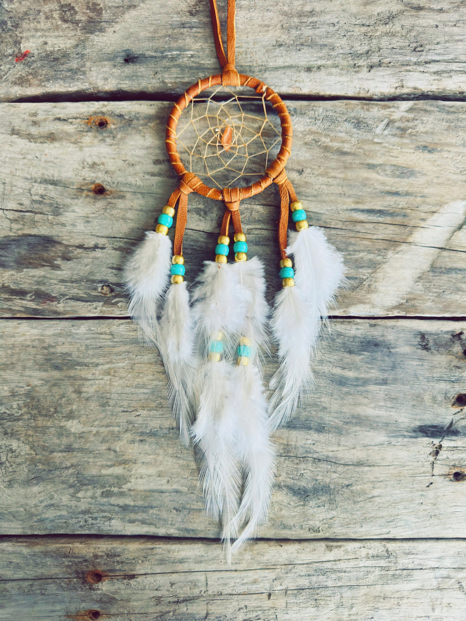 Mini capteur de rêves artisanal autochtone de 3 pouces, en cuir d’orignal et plumes de coq naturelles