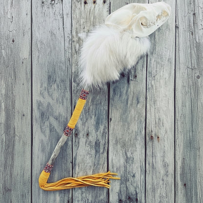 Bâton de loup d’exception avec véritable crâne de loup, fourrure blanche et cuir d’orignal, création autochtone haut de gamme.