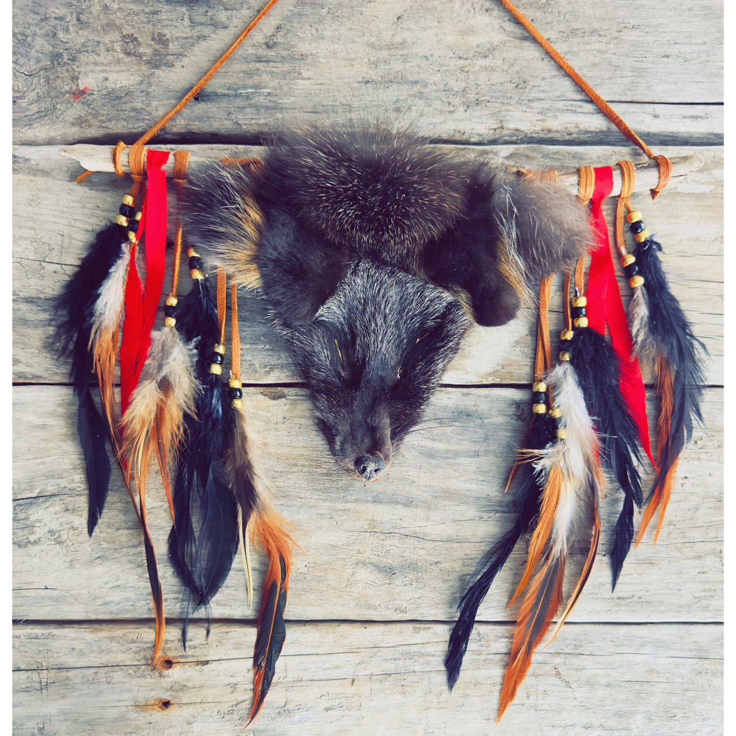 Œuvre Native unique avec véritable tête de renard et éléments artisanaux faits à la main.