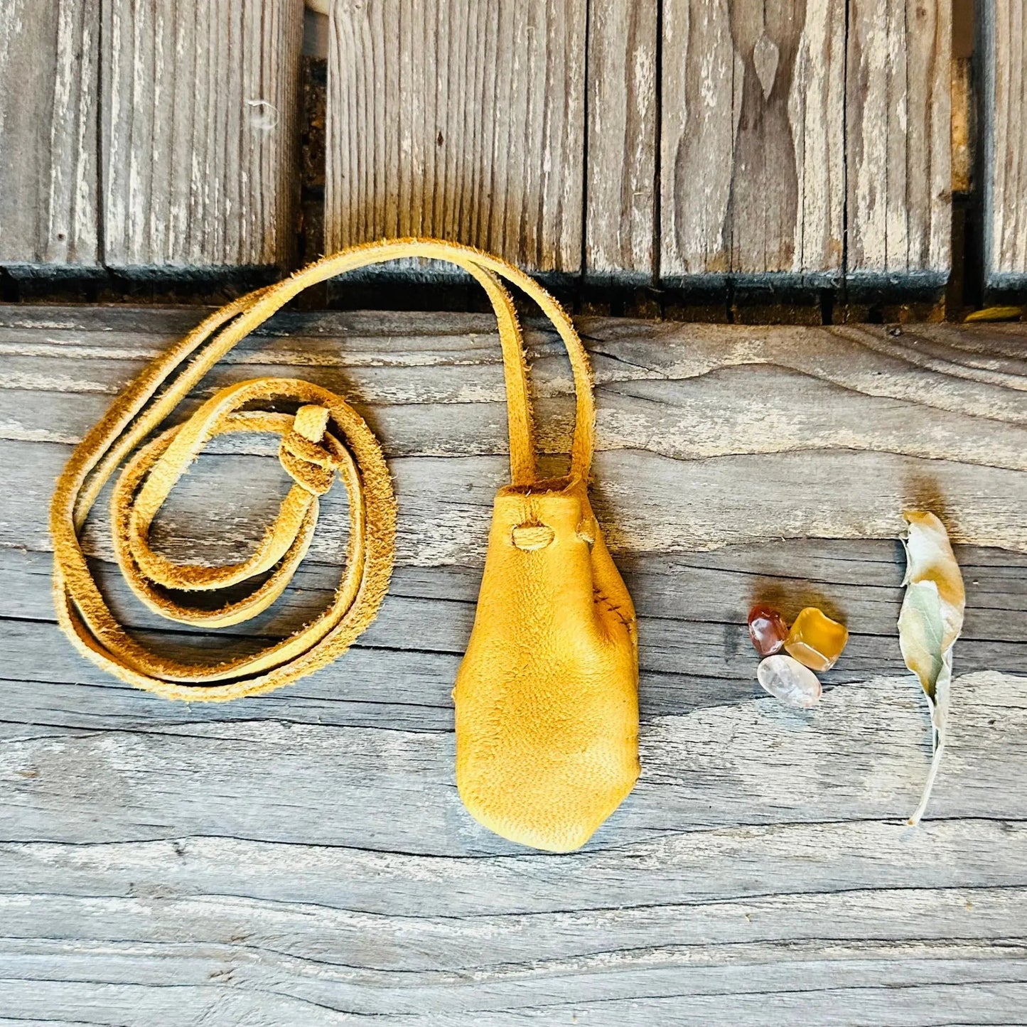 Sac de médecine de l’Orignal artisanal en cuir naturel – force silencieuse