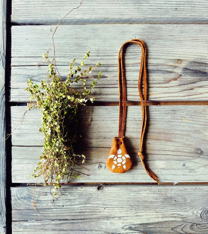 Petit Sac de Médecine - Motif Tortue en Cuir d'Orignal Artisanat Autochtone