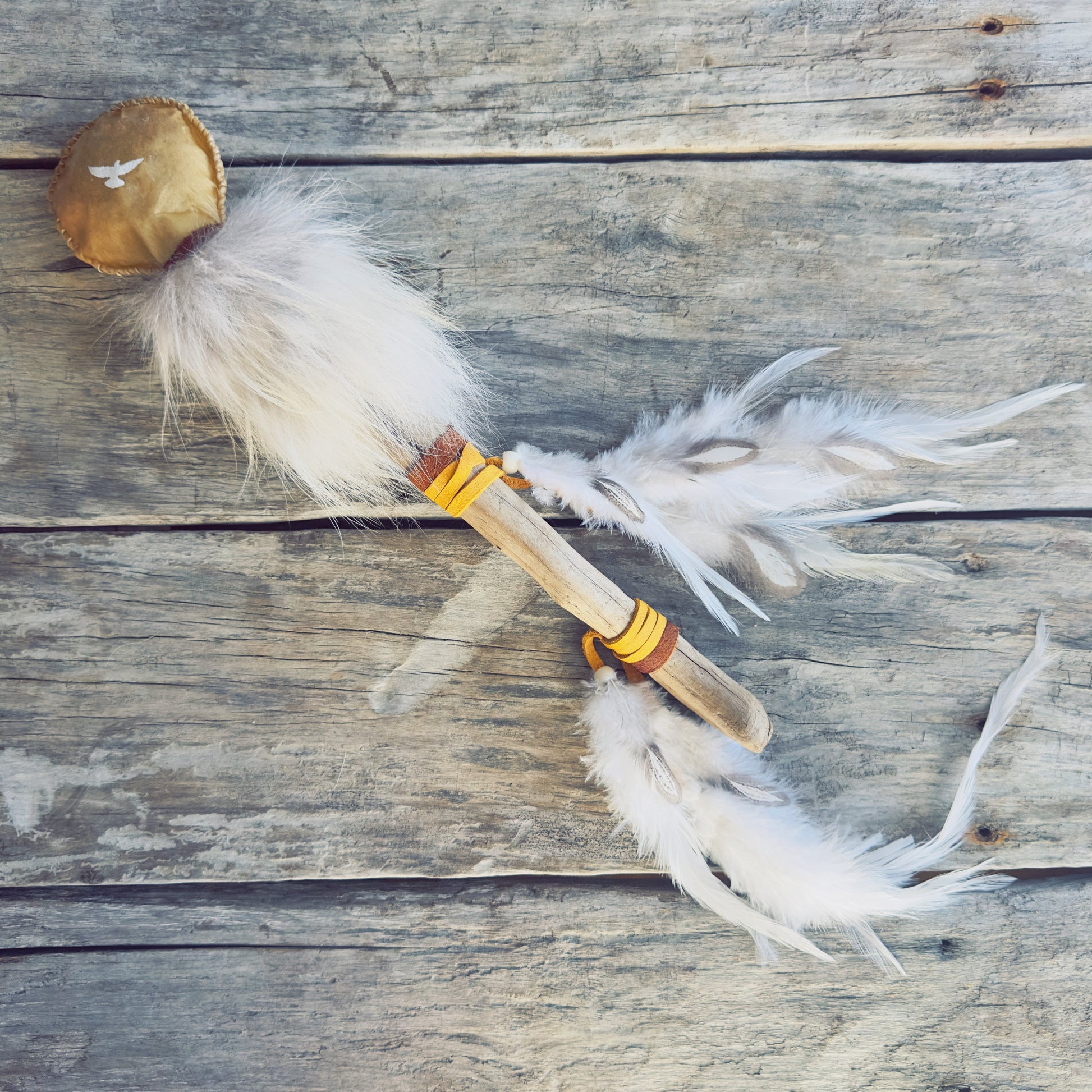 Hochet spirituel blanc fait main, création autochtone pour rituels et méditation