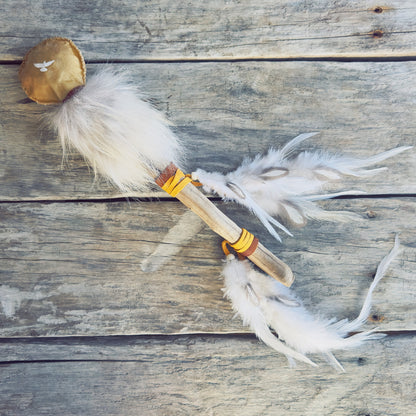 Hochet spirituel blanc fait main, création autochtone pour rituels et méditation
