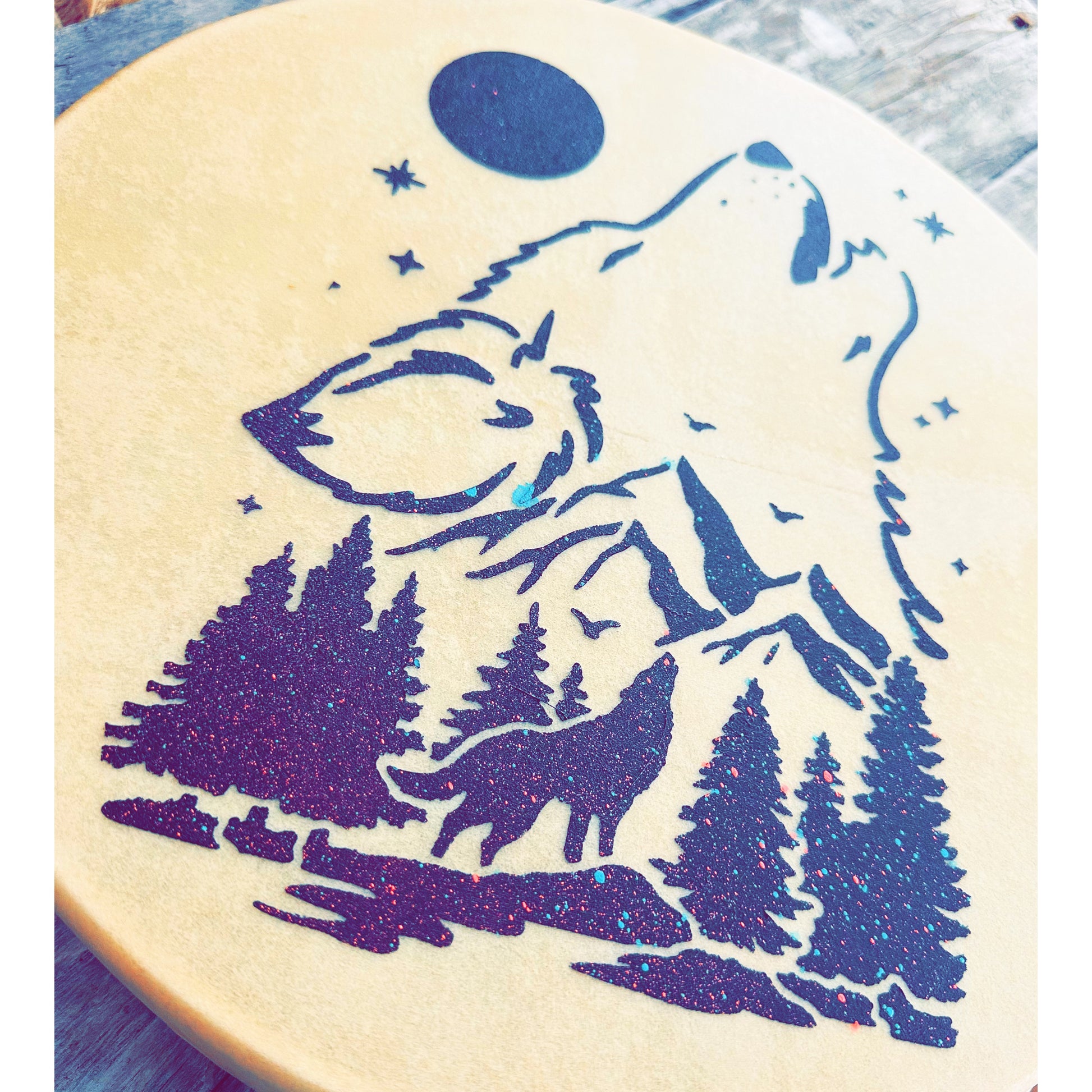 Tambour autochtone motif loup hurlant avec détails scintillants – vue en angle